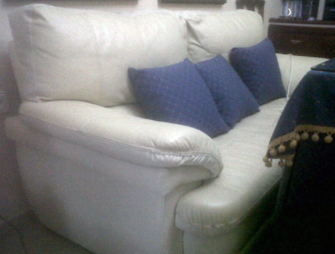 Sofá antes de su modificación y tapizado