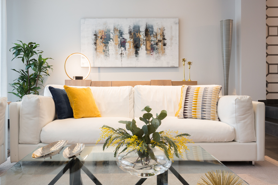 Sofá blanco y obras de arte