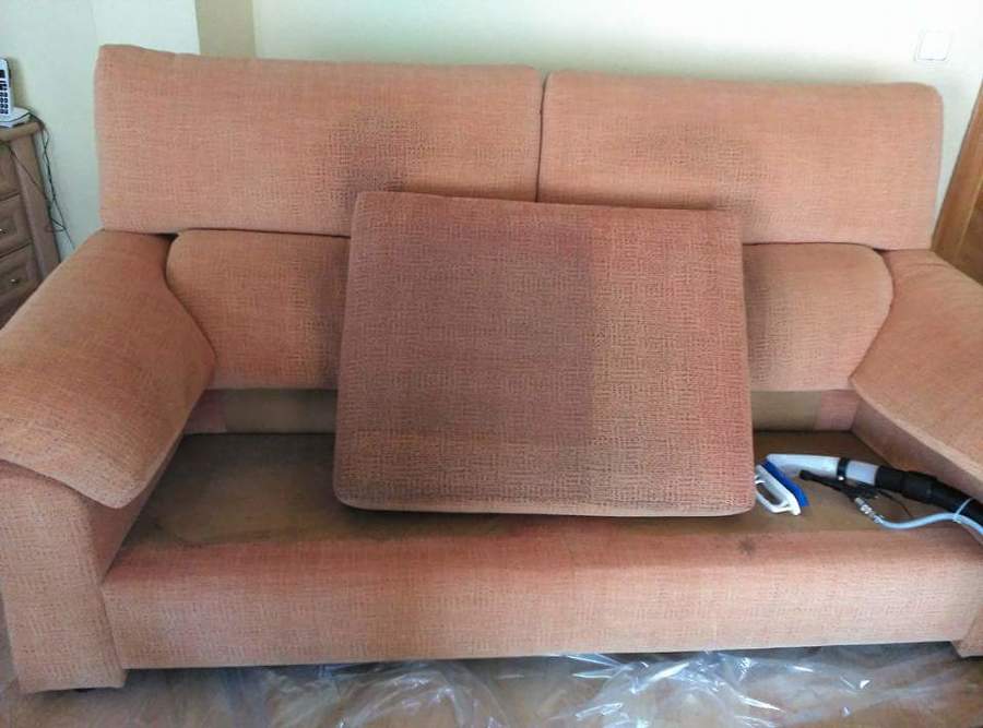 SOFA EN PROCESO DE LIMPIEZA