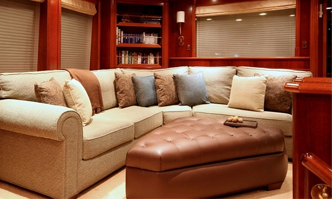 sofá rinconera con puf en piel con botones 