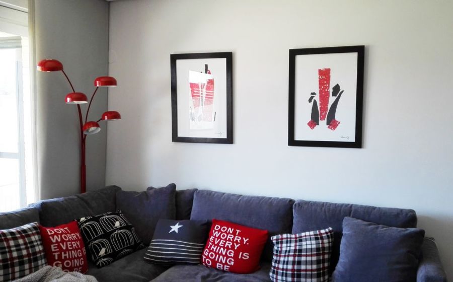 Sofá y toques rojos