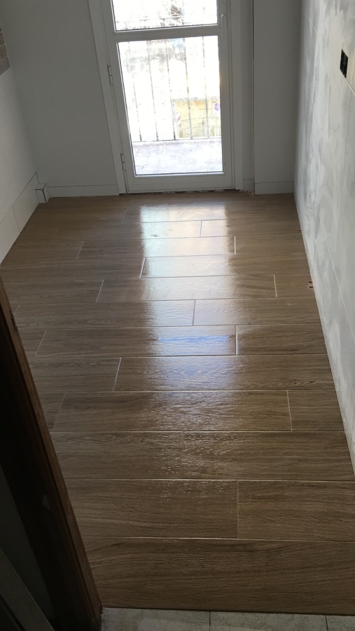 Solado cocina material imitación madera