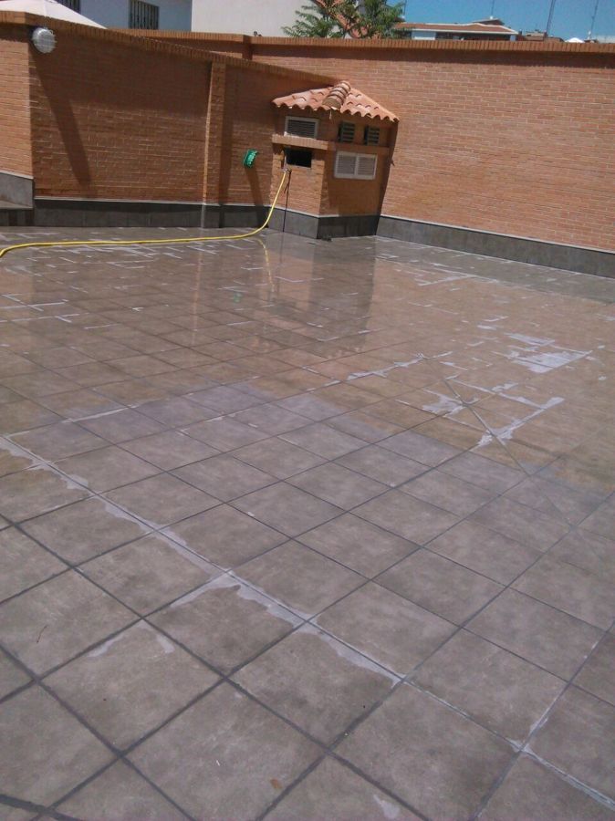 Solado de patio de exterior con plaqueta porcelanica