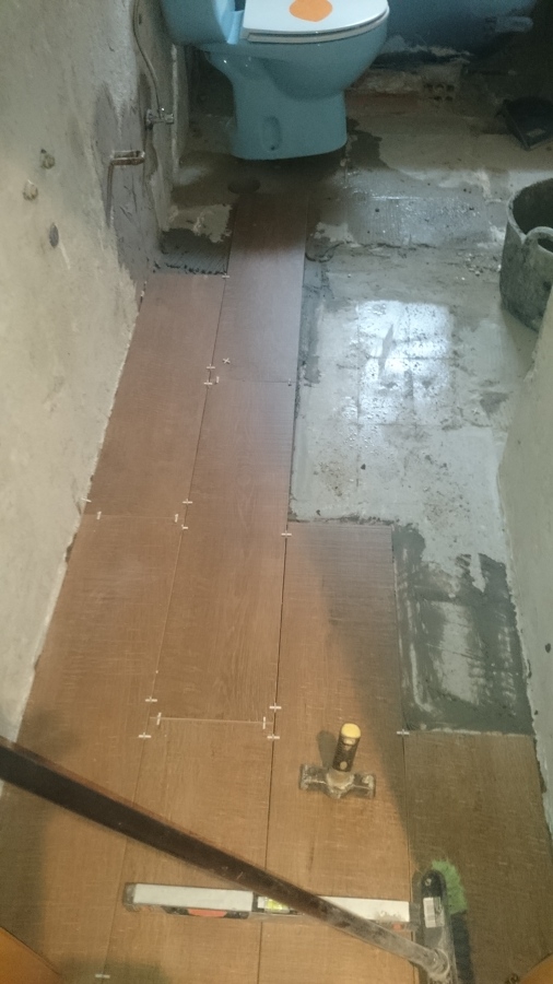 Solado de porcelanosa imitación maderera. 