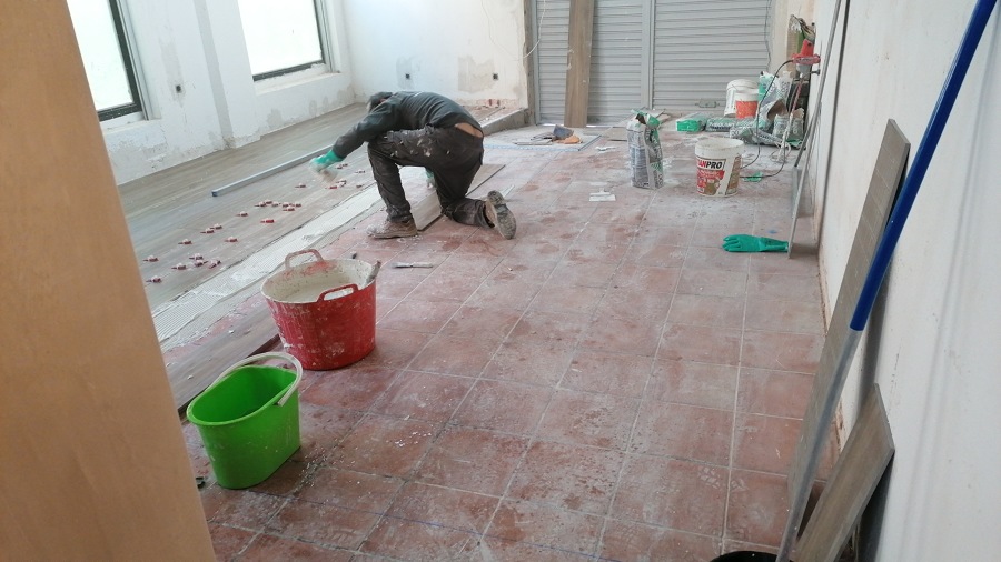 solado de superficie con baldosas de 1,60x030