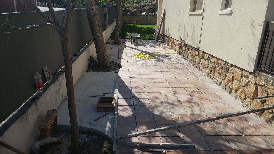 SOLADO DEL PASILLO CON PEGOLAND ESPECIAL EXTERIORES