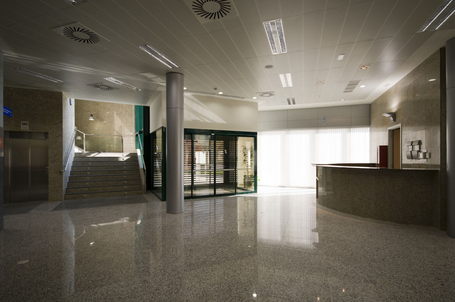 Solado y aplacado de granito en recepción