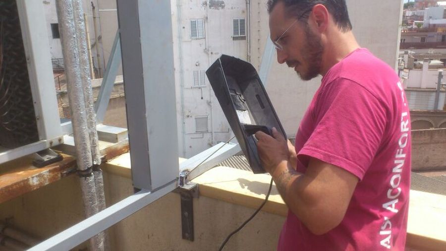 Soldando estructura de barrera acústica