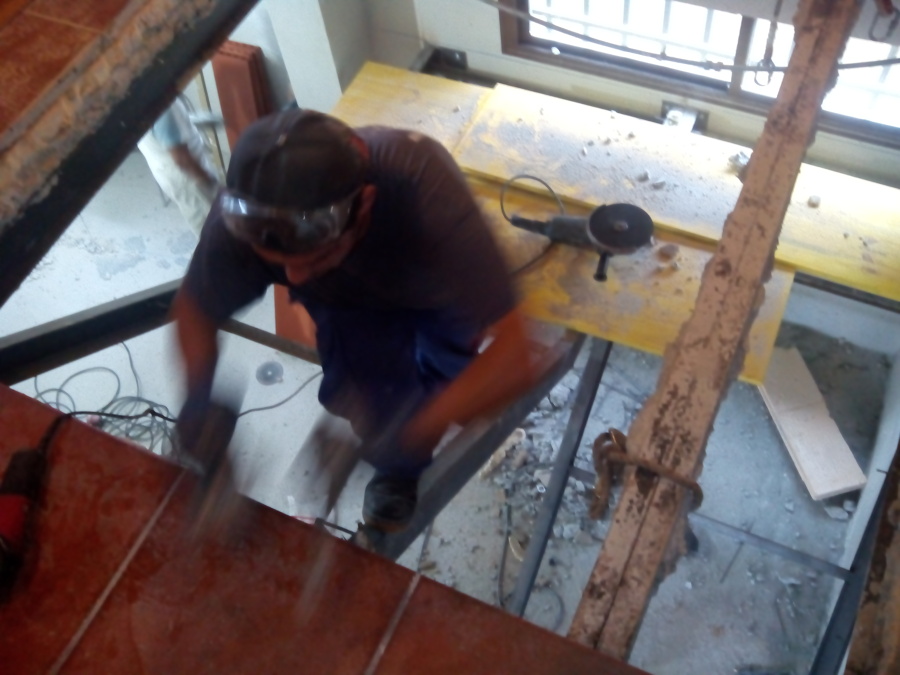 Soldando zanca de escalera