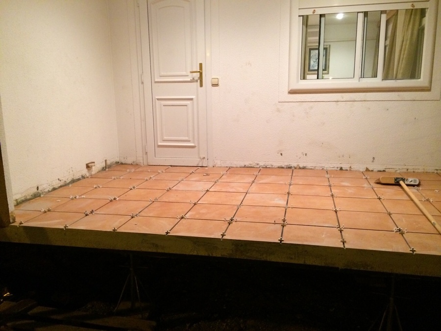 Soleria terminada a falta delas juntas y rodapiés