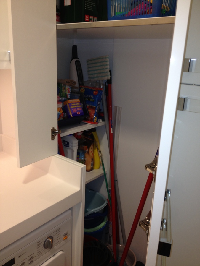 Solución acceso a escobero en lavadero 