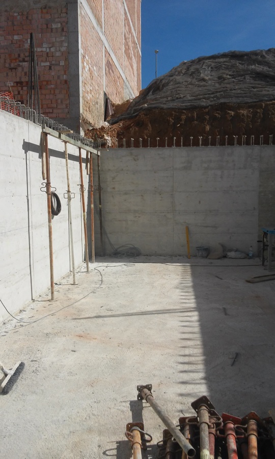 Sótano con muros de hormigón armado