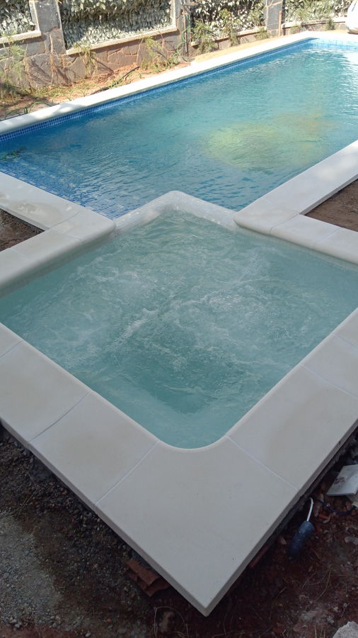 SPA con las boquillas de hidromasaje en funcionamiento.