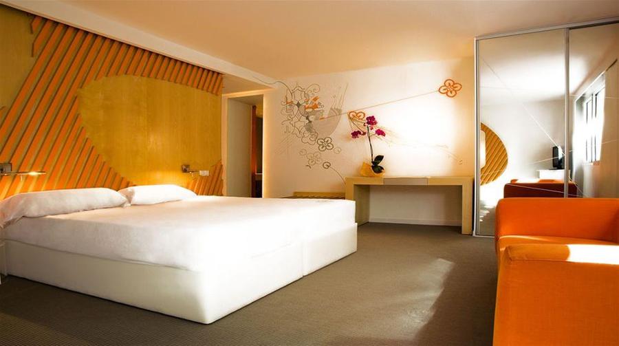 dormitorio en naranja