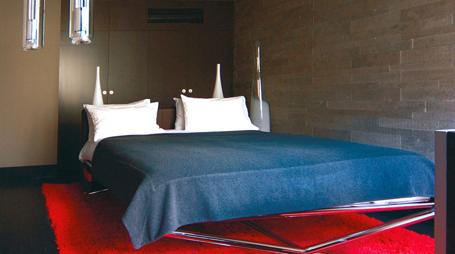 alfombra en rojo y cama azul