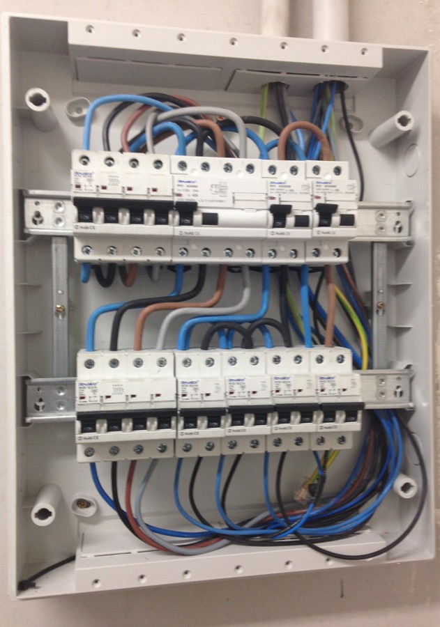 Subcuadro abierto de compresor y sala de hornos