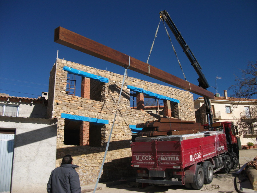 Subida de viga cumbrera de 12 mtrs
