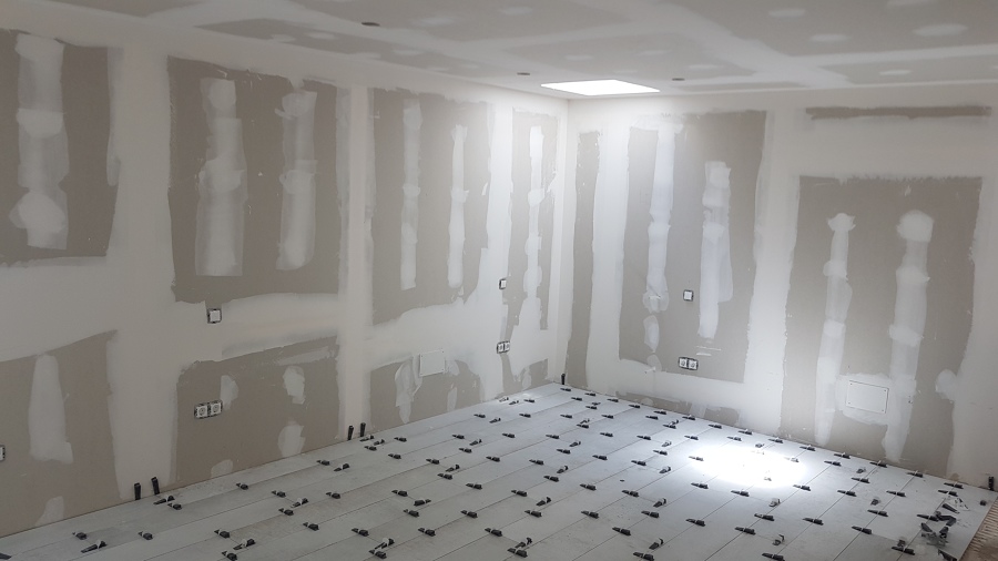 suelo colocado mediante sistema de grapas y cuñas