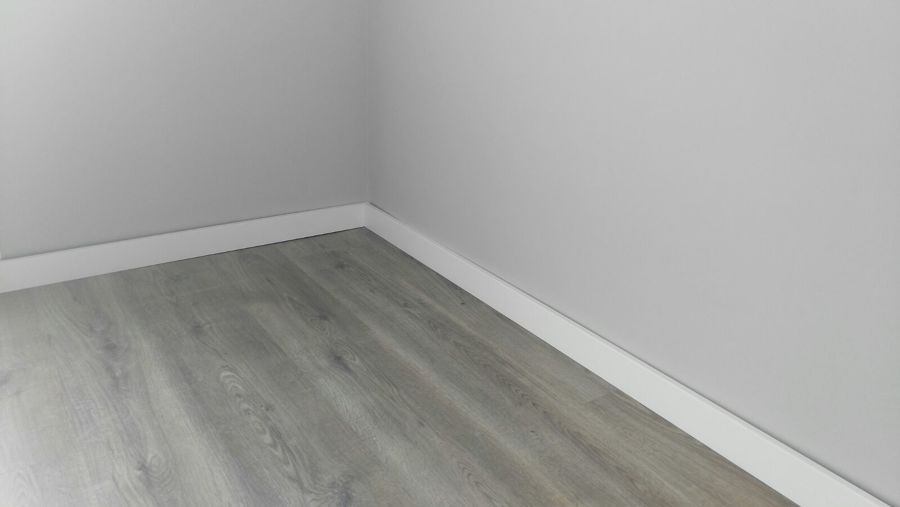 Suelo comedor con zocalo blanco