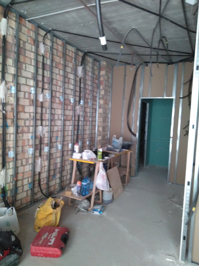 Suelo con las gatifas y trasdosados indirectos