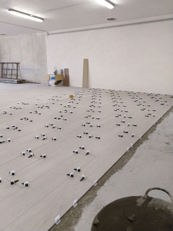 Suelo de azulejos en garaje