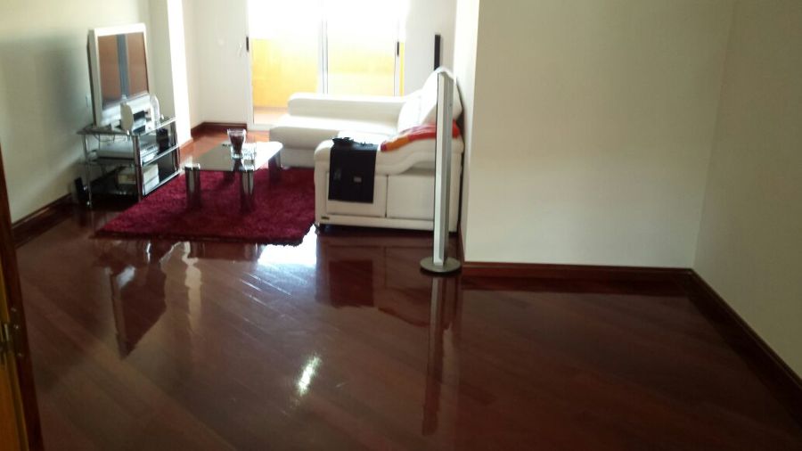 Suelo de madera en alto brillo