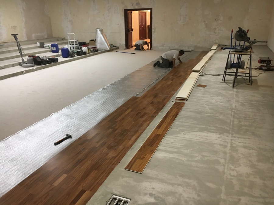 Suelo de madera y revestimiento de paredes