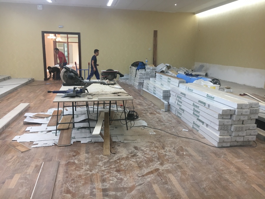 Suelo de madera y revestimiento de paredes