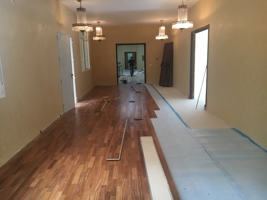 Suelo de madera y revestimiento de paredes