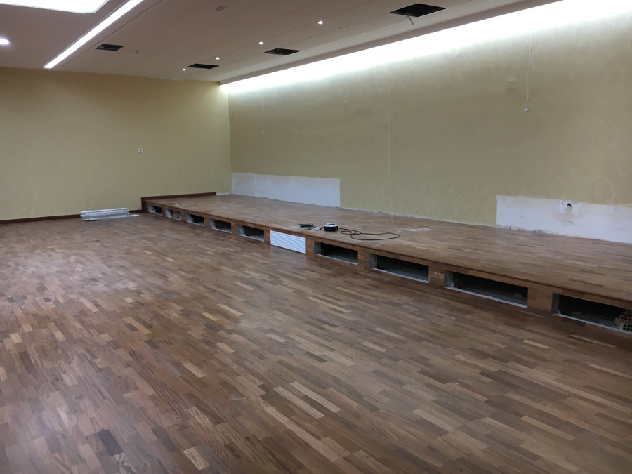 Suelo de madera y revestimiento de paredes