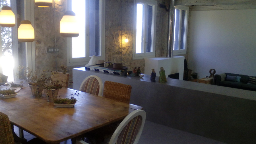 Suelo de cocina y muro en Microcemento