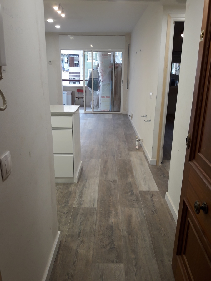 Suelo de parquet  y zocol  blanco