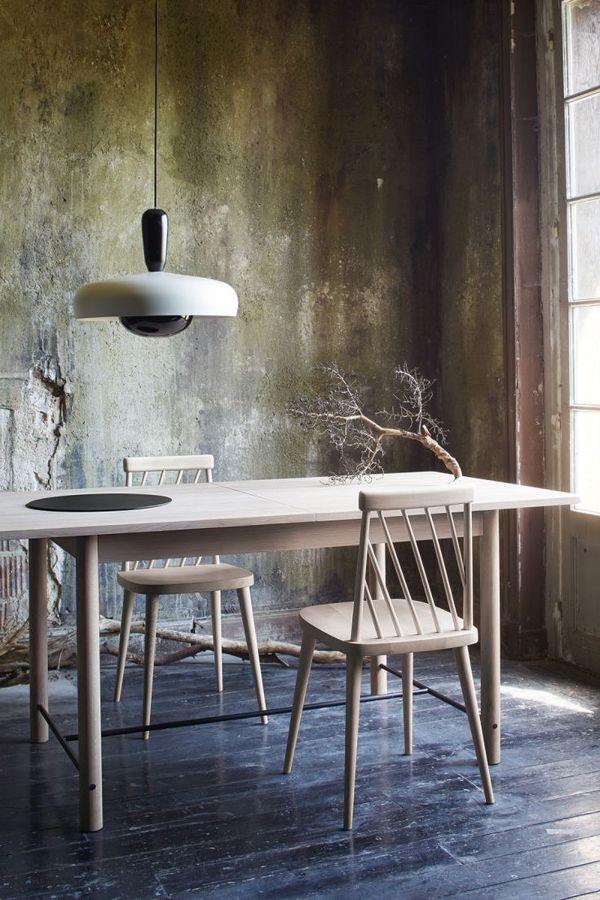 Suelo de tarima natural en madera pintada.