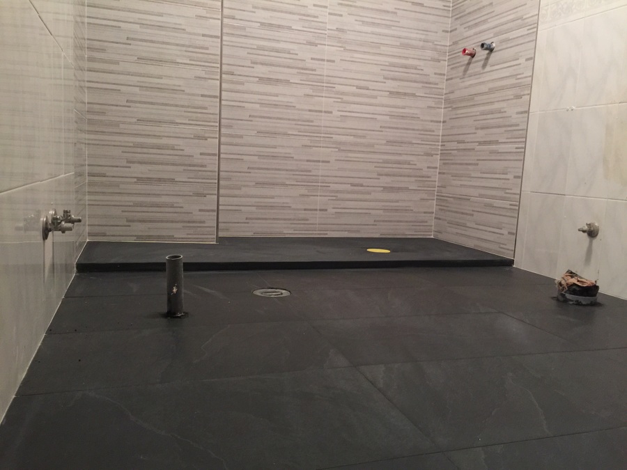 Suelo, ducha y azulejo colocado