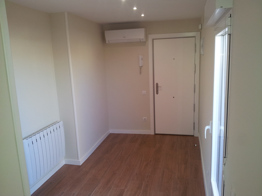 suelo gres,emisores de calor, puerta principal