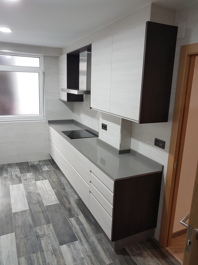 Suelo imitación madera.