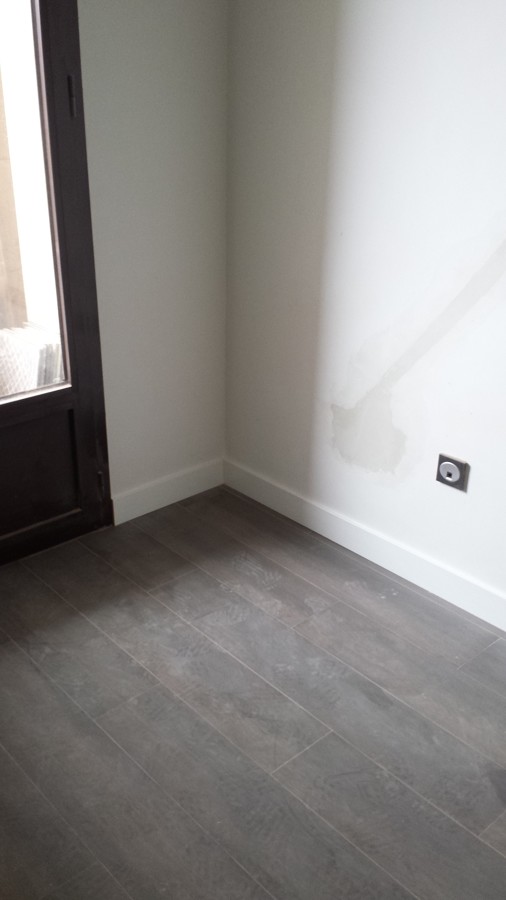 suelo imitacion madera nogal y rodapie blanco 