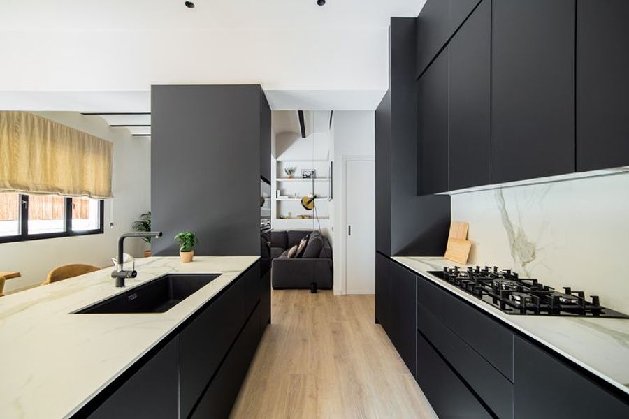 Suelo laminado con mobiliario cocina lacada