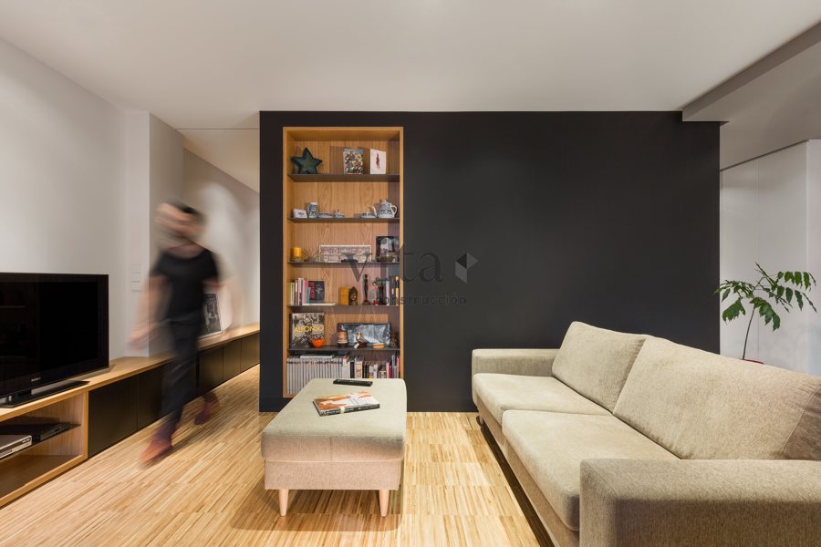 Suelo parquet industrial y cubo de pizarra