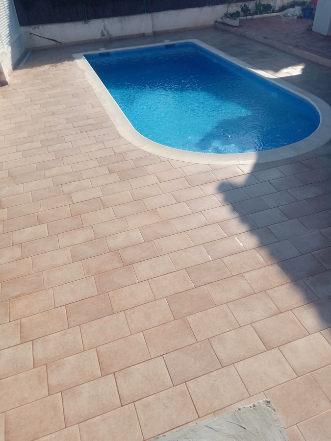 Suelo porcelánico atérmico antideslizante.