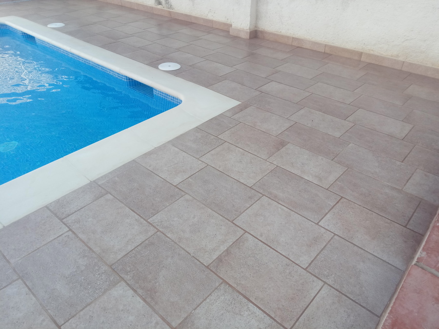 Suelo porcelánico atérmico antideslizante.