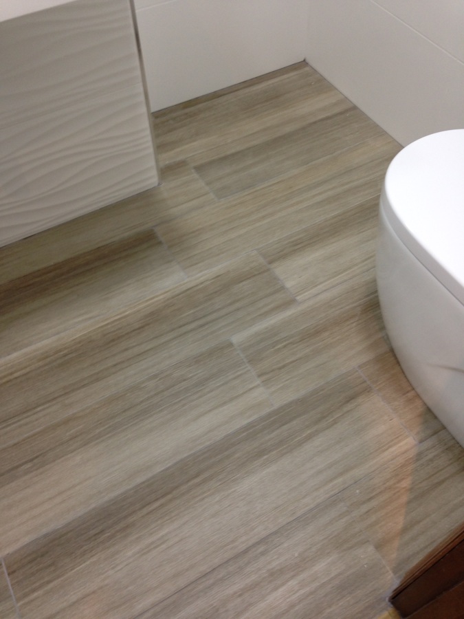 Suelo porcelanico imitación a madera.