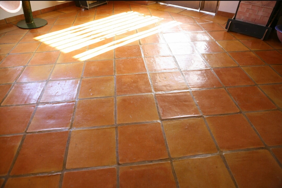 Suelo rústico con tratamiento de barniz