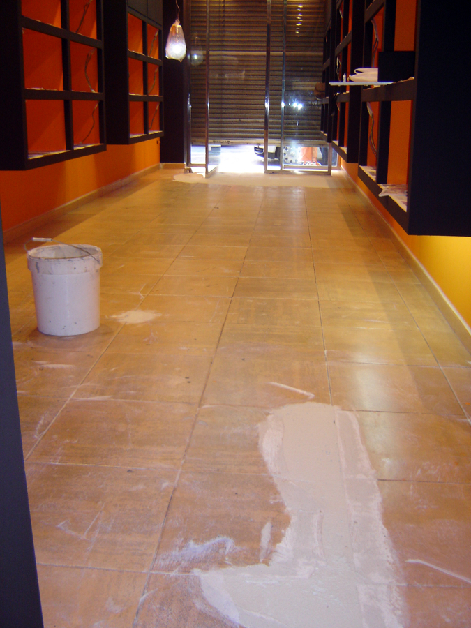 SUELO TIENDA ANTES DE MICROCEMENTO