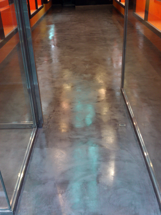 SUELO TIENDA DESPUES DE MICROCEMENTO