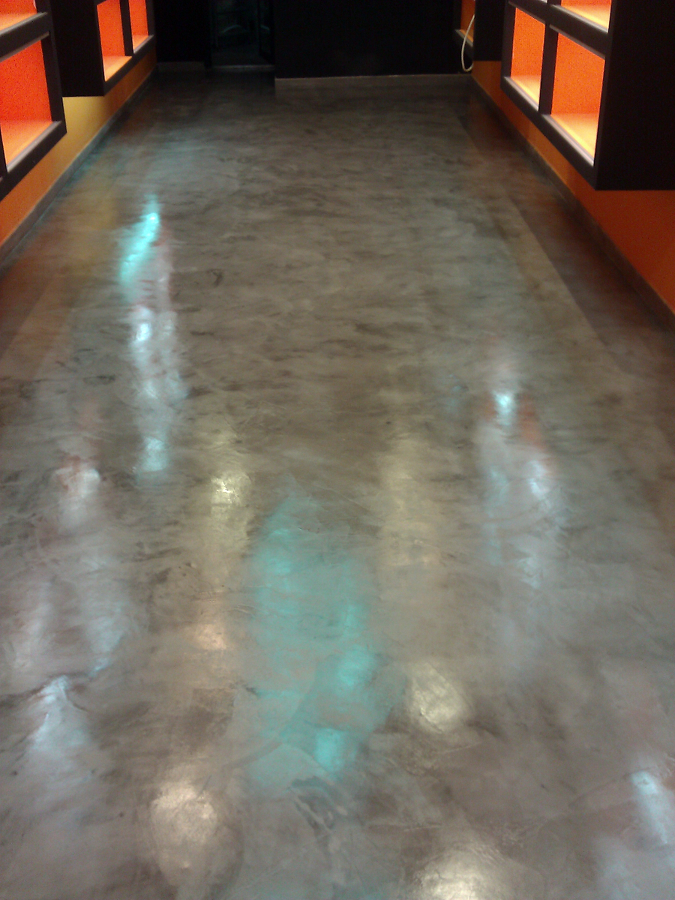 SUELO TIENDA DESPUES DE MICROCEMENTO