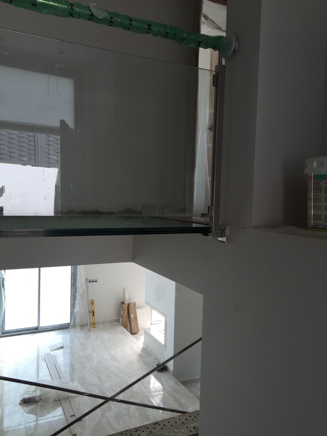 Suelo vidrio con barandilla