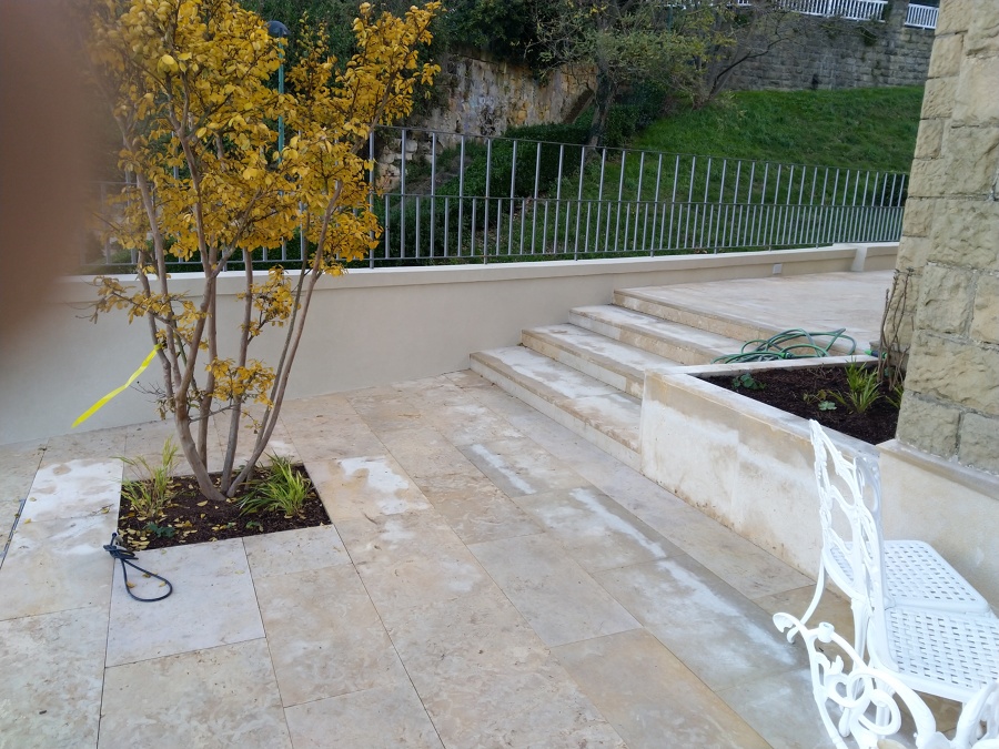 Suelo y escaleras piedra