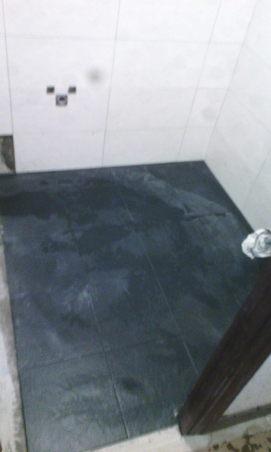 Suelo de  baño negro