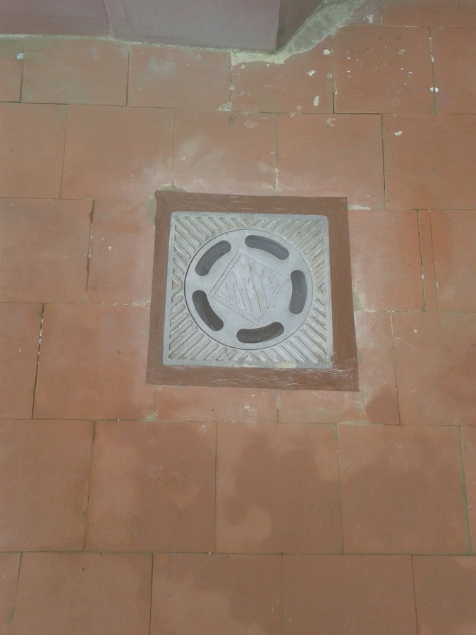 Sumidero nuevo puesto y sellado